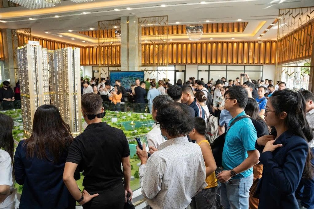 Khách hàng tham quan dự án căn hộ A&T Sky Garden